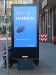 848521 Afbeelding van een digitaal billboard op het Vredenburg te Utrecht, met steeds wisselende mededelingen en ...